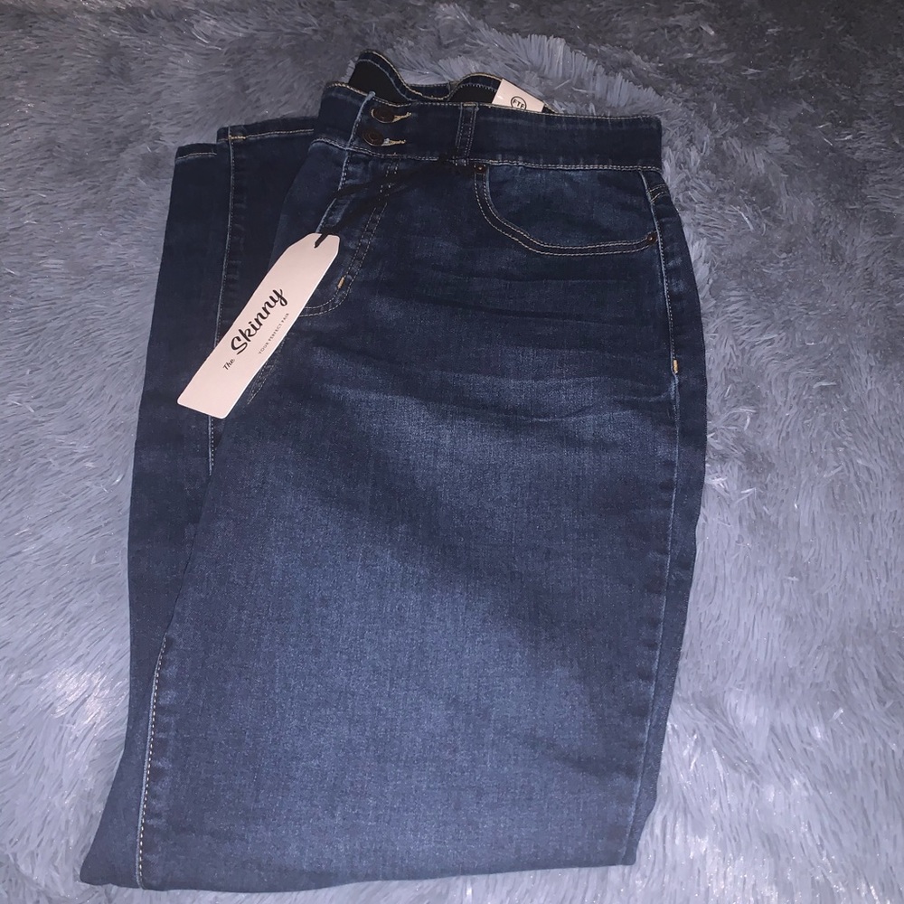 A pair of brand new fashion to figure jeans